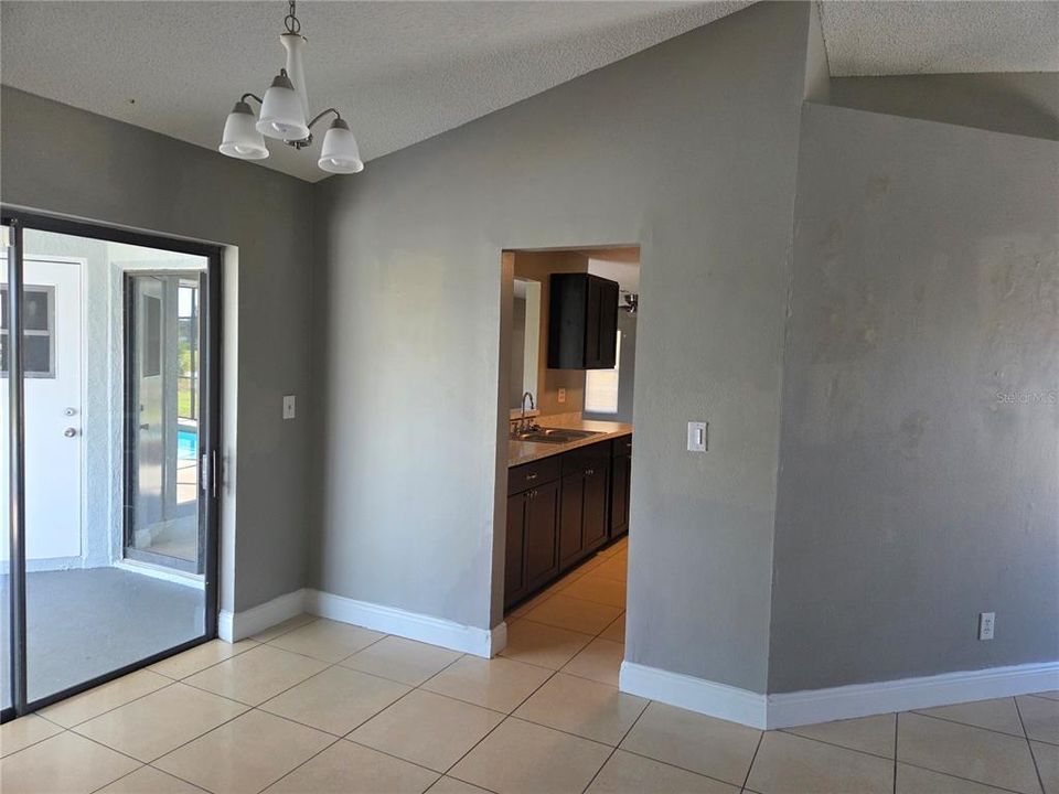 合同活跃: $299,000 (4 贝兹, 2 浴室, 1969 平方英尺)