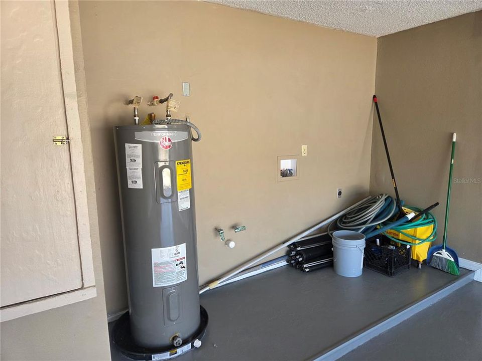 合同活跃: $299,000 (4 贝兹, 2 浴室, 1969 平方英尺)