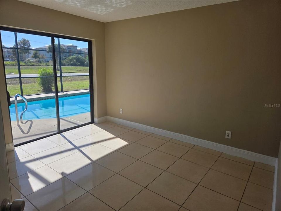 合同活跃: $299,000 (4 贝兹, 2 浴室, 1969 平方英尺)