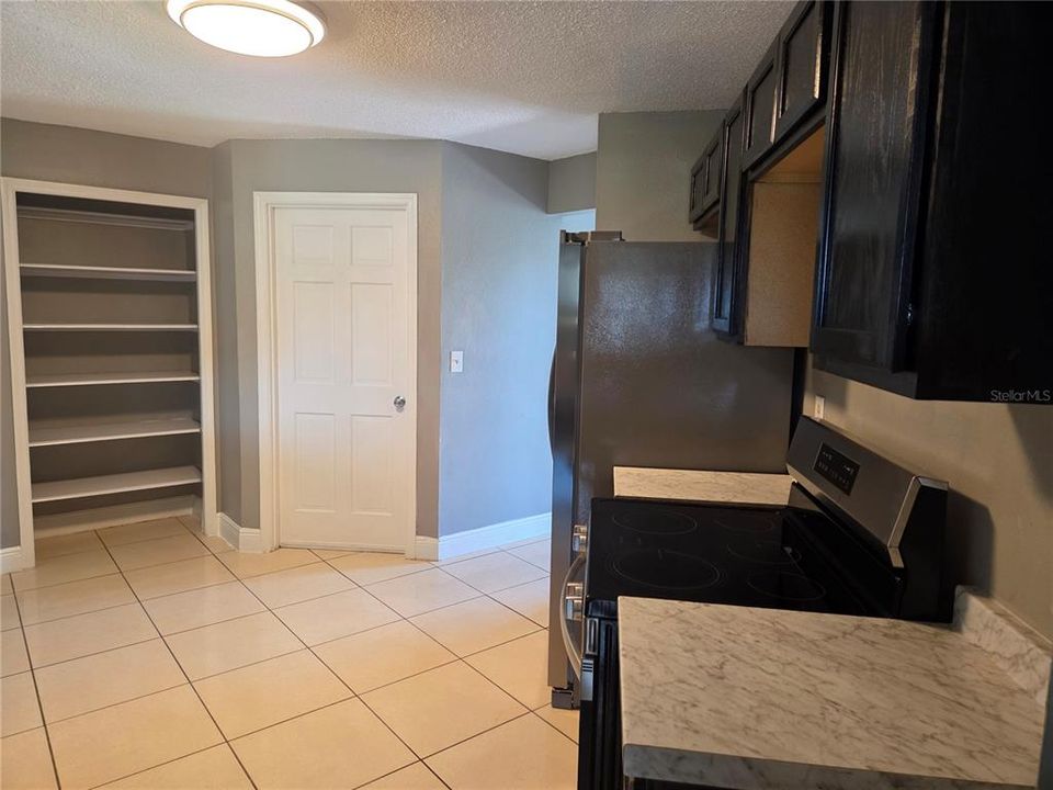 合同活跃: $299,000 (4 贝兹, 2 浴室, 1969 平方英尺)