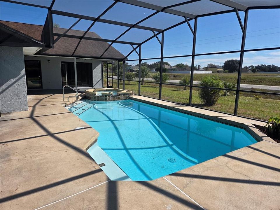 合同活跃: $299,000 (4 贝兹, 2 浴室, 1969 平方英尺)