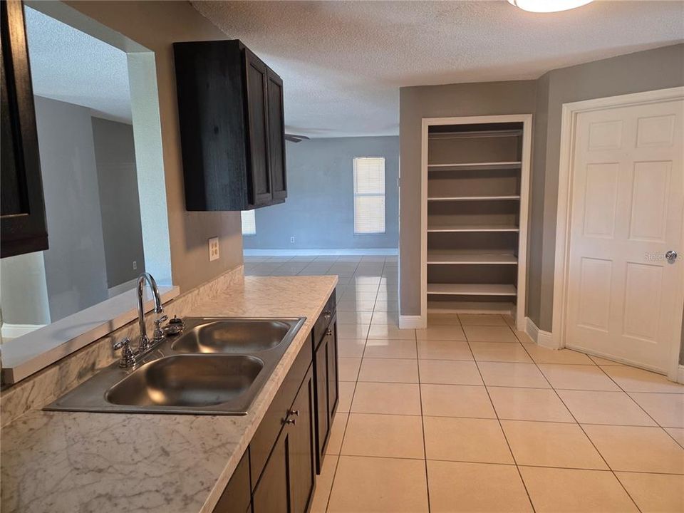 合同活跃: $299,000 (4 贝兹, 2 浴室, 1969 平方英尺)