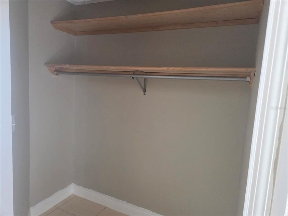 合同活跃: $299,000 (4 贝兹, 2 浴室, 1969 平方英尺)