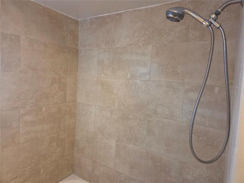 合同活跃: $299,000 (4 贝兹, 2 浴室, 1969 平方英尺)