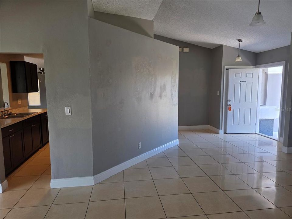 合同活跃: $299,000 (4 贝兹, 2 浴室, 1969 平方英尺)