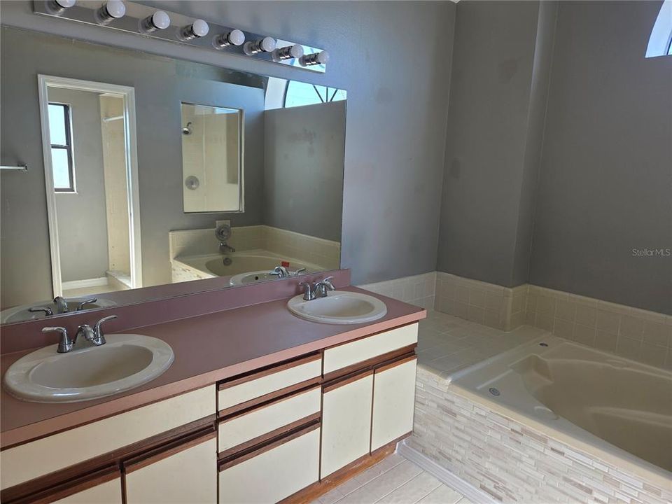 合同活跃: $299,000 (4 贝兹, 2 浴室, 1969 平方英尺)