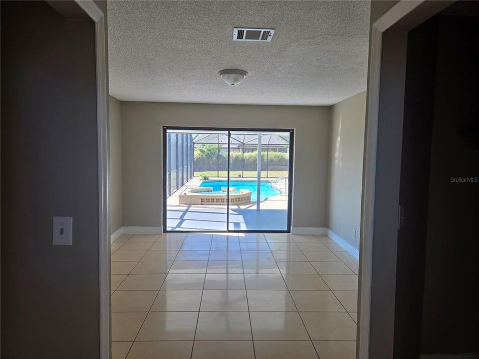 合同活跃: $299,000 (4 贝兹, 2 浴室, 1969 平方英尺)