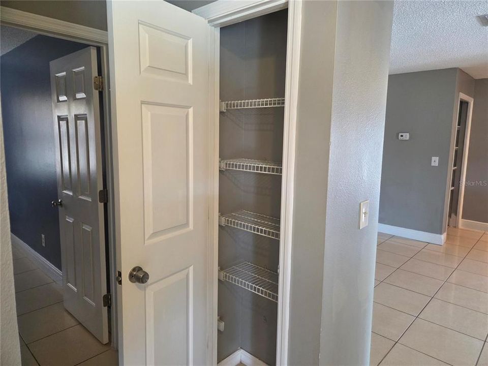 合同活跃: $299,000 (4 贝兹, 2 浴室, 1969 平方英尺)