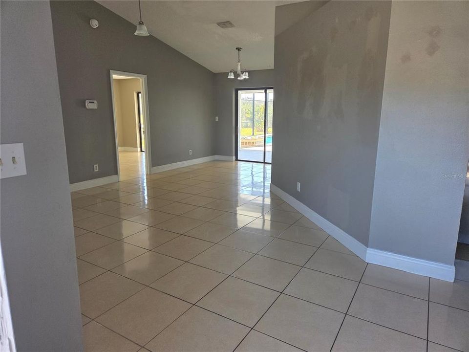 合同活跃: $299,000 (4 贝兹, 2 浴室, 1969 平方英尺)