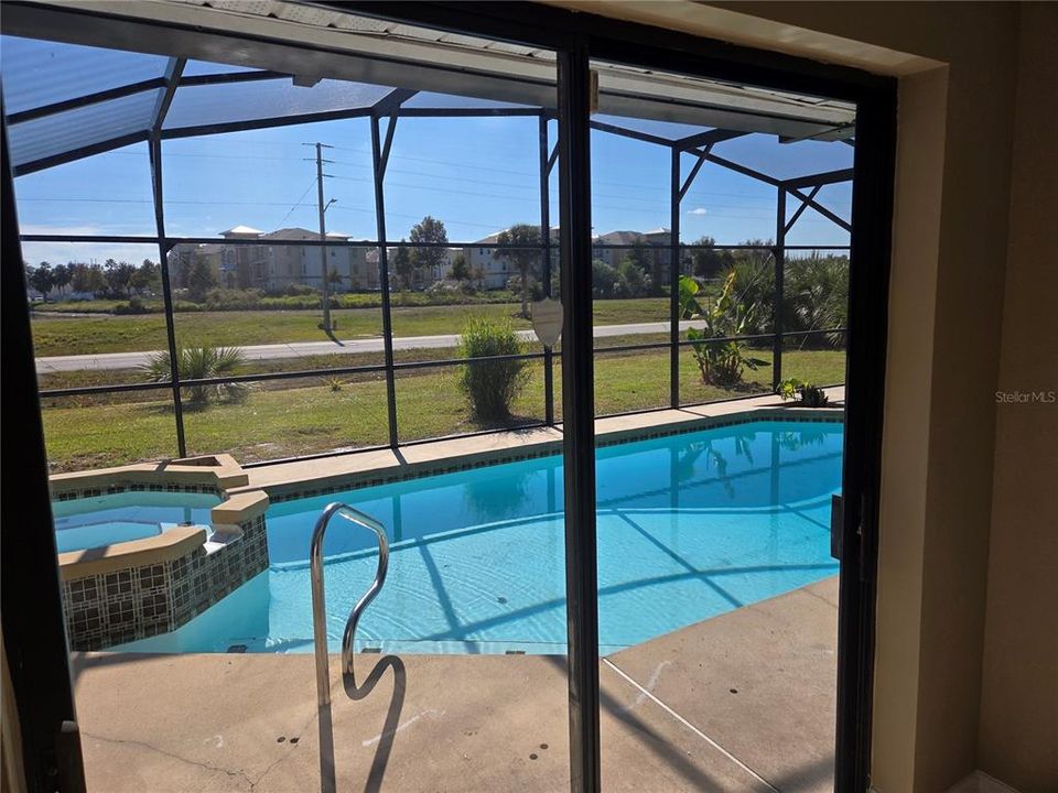 合同活跃: $299,000 (4 贝兹, 2 浴室, 1969 平方英尺)