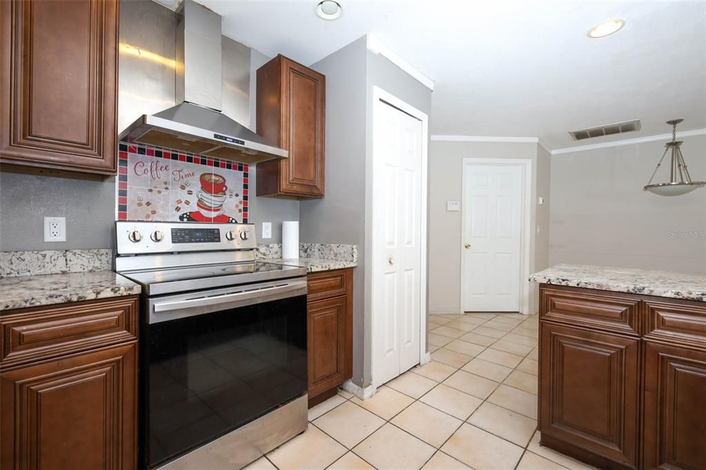 待售: $359,000 (4 贝兹, 2 浴室, 1887 平方英尺)