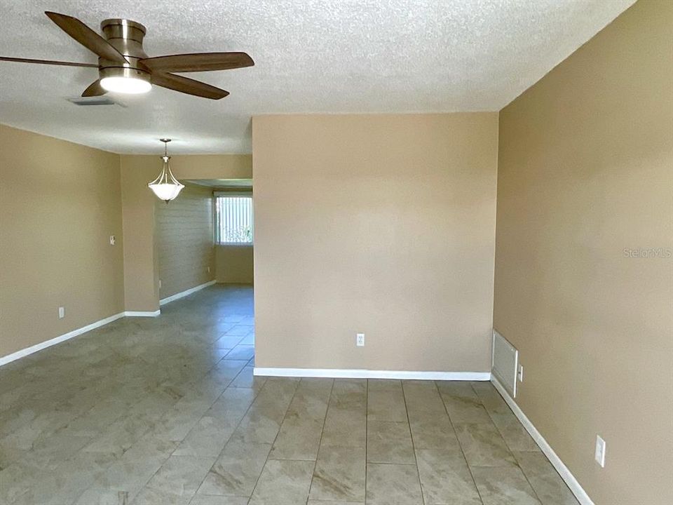 For Sale: $209,750 (2 beds, 1 baths, 1034 Square Feet)