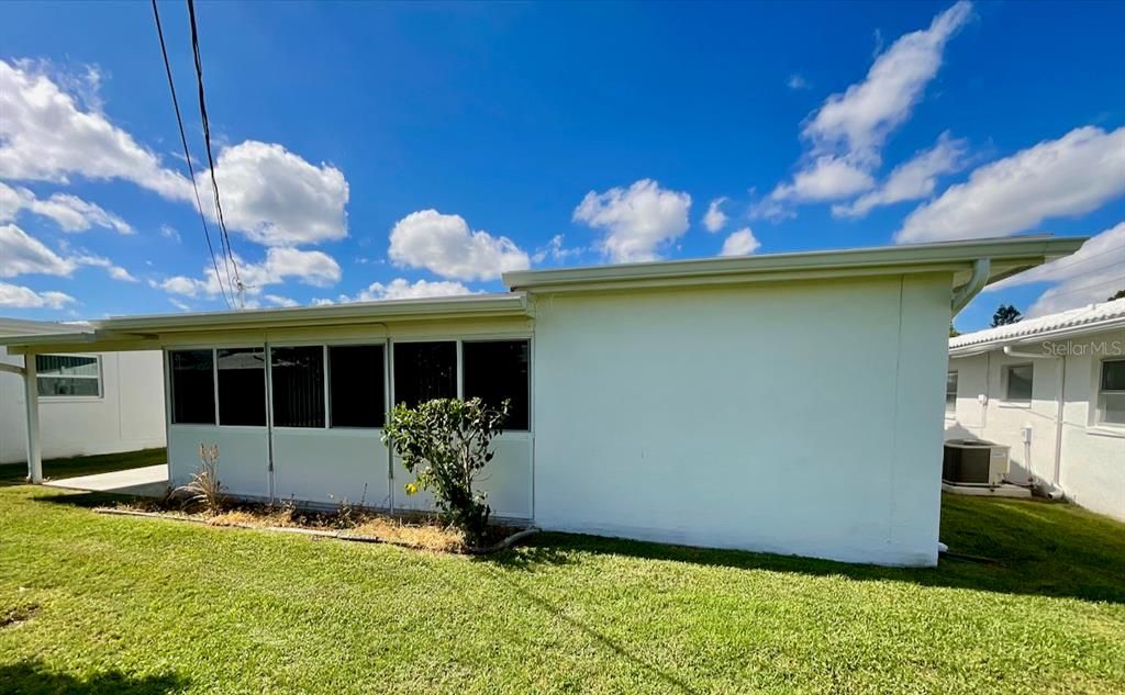 For Sale: $209,750 (2 beds, 1 baths, 1034 Square Feet)