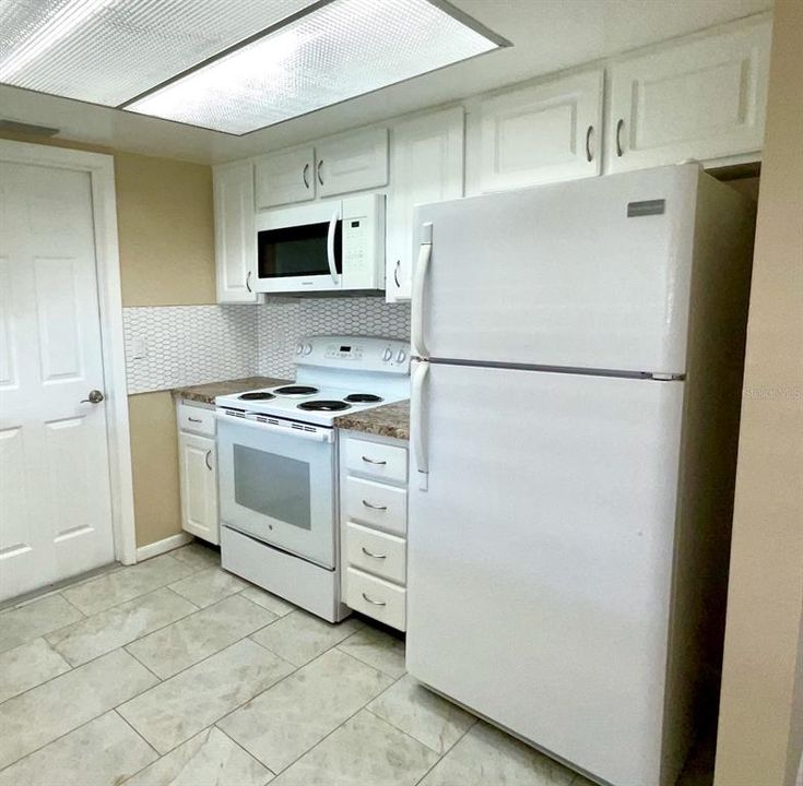 For Sale: $209,750 (2 beds, 1 baths, 1034 Square Feet)