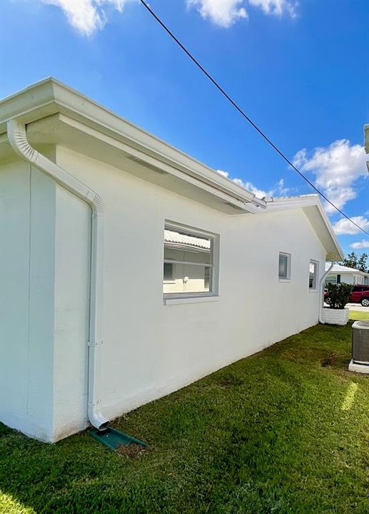 For Sale: $209,750 (2 beds, 1 baths, 1034 Square Feet)