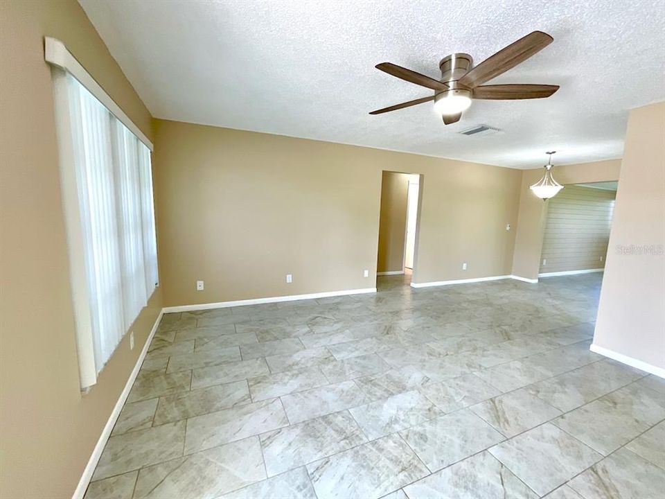 For Sale: $209,750 (2 beds, 1 baths, 1034 Square Feet)