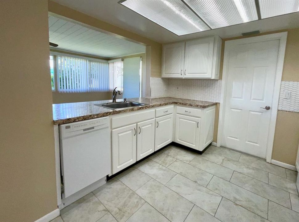 For Sale: $209,750 (2 beds, 1 baths, 1034 Square Feet)