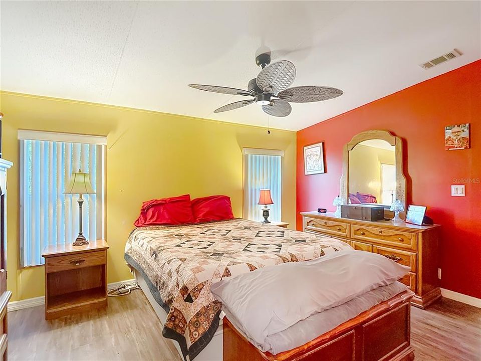 Под контрактом: $178,000 (3 спален, 2 ванн, 1080 Квадратных фут)