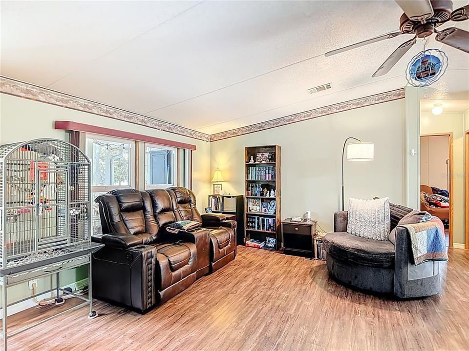 Под контрактом: $178,000 (3 спален, 2 ванн, 1080 Квадратных фут)