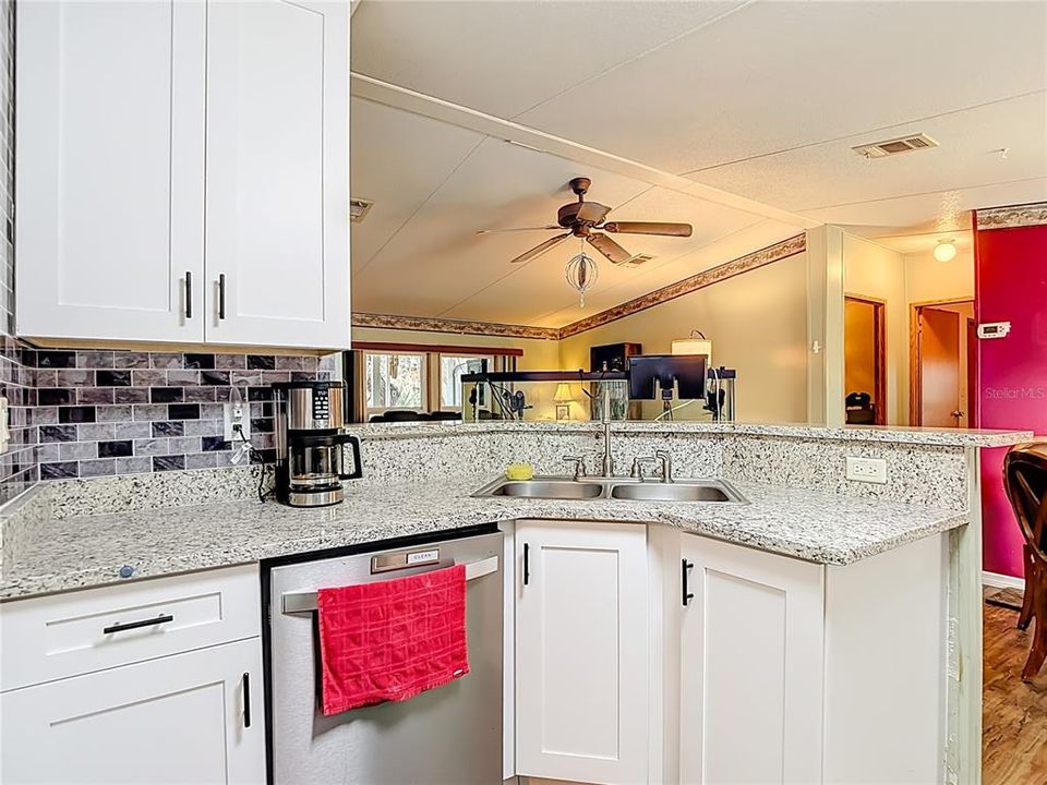 Под контрактом: $178,000 (3 спален, 2 ванн, 1080 Квадратных фут)