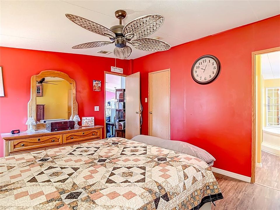 Под контрактом: $178,000 (3 спален, 2 ванн, 1080 Квадратных фут)