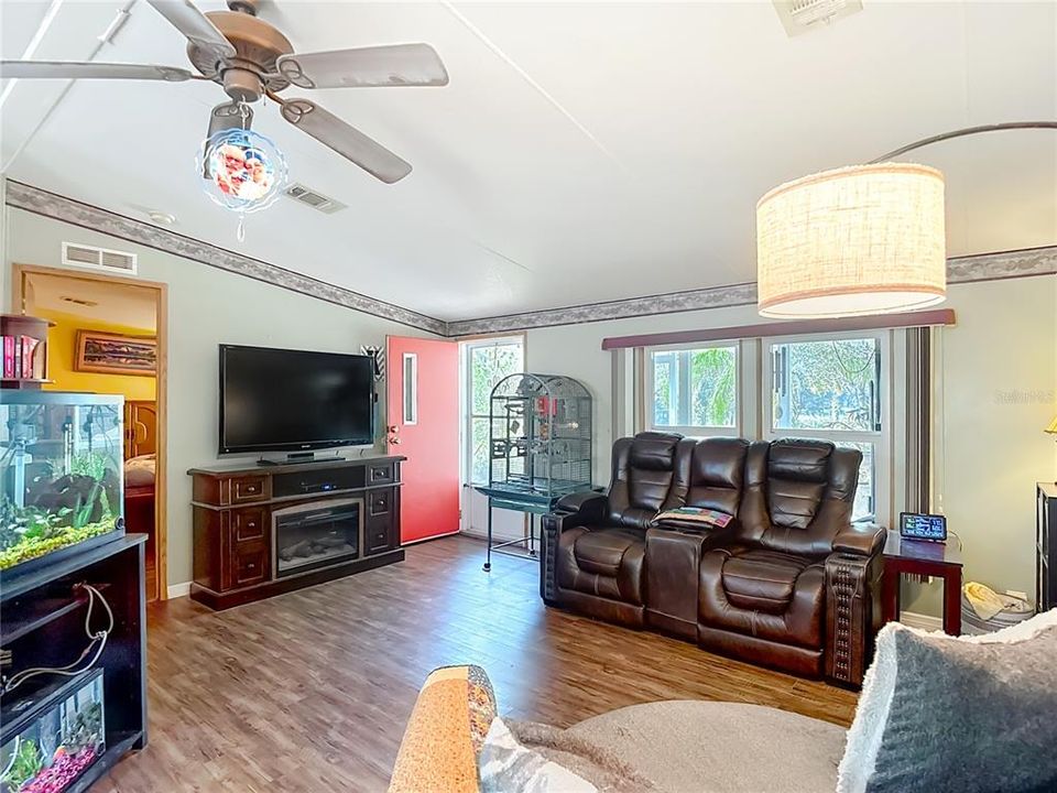 Под контрактом: $178,000 (3 спален, 2 ванн, 1080 Квадратных фут)