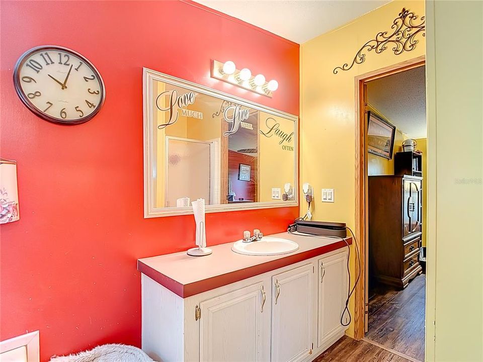 Под контрактом: $178,000 (3 спален, 2 ванн, 1080 Квадратных фут)