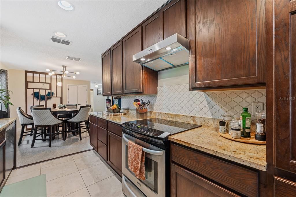 Под контрактом: $565,000 (4 спален, 3 ванн, 2172 Квадратных фут)