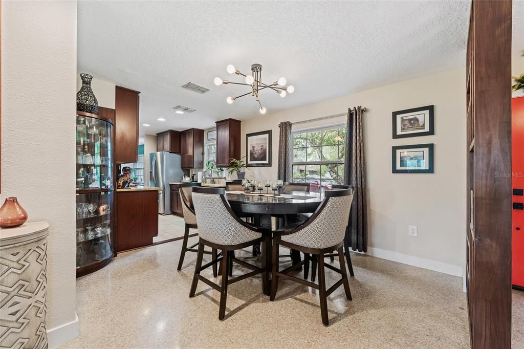 Под контрактом: $565,000 (4 спален, 3 ванн, 2172 Квадратных фут)