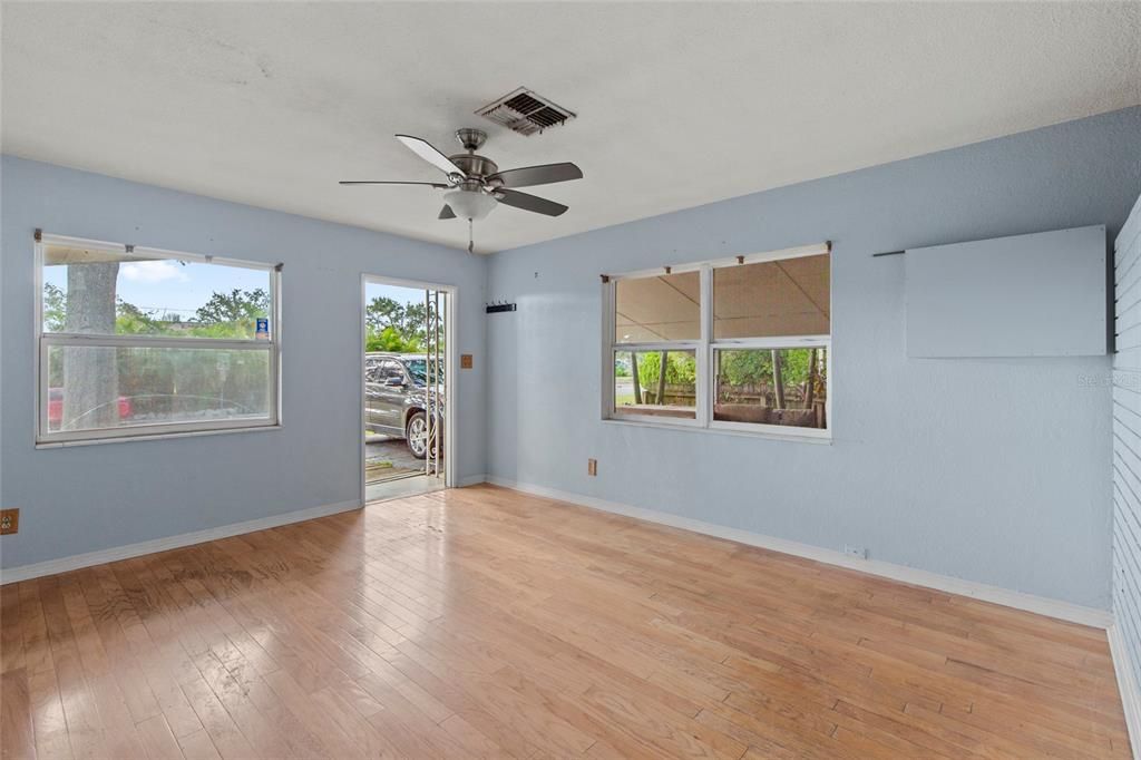 合同活跃: $225,000 (2 贝兹, 1 浴室, 780 平方英尺)