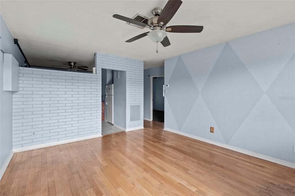 合同活跃: $225,000 (2 贝兹, 1 浴室, 780 平方英尺)