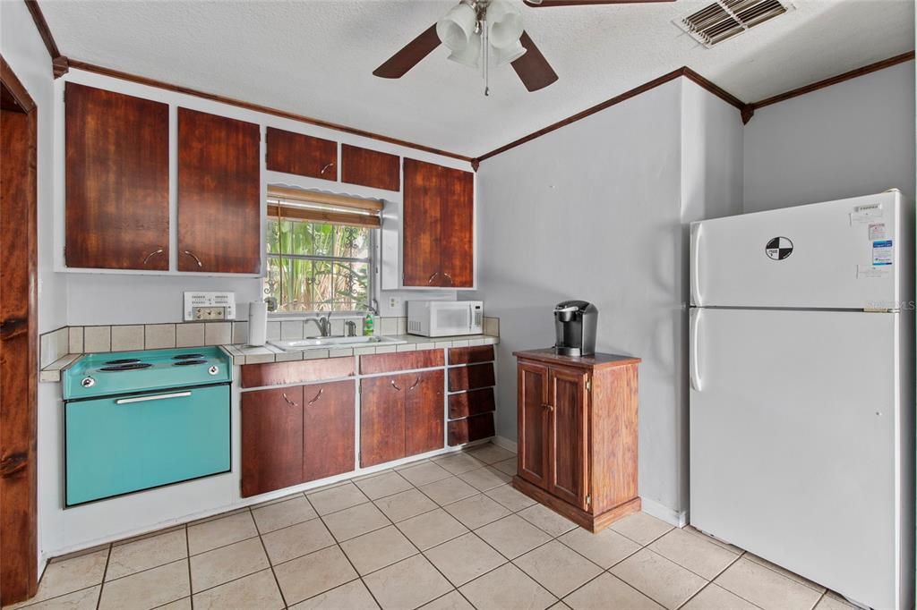 合同活跃: $225,000 (2 贝兹, 1 浴室, 780 平方英尺)