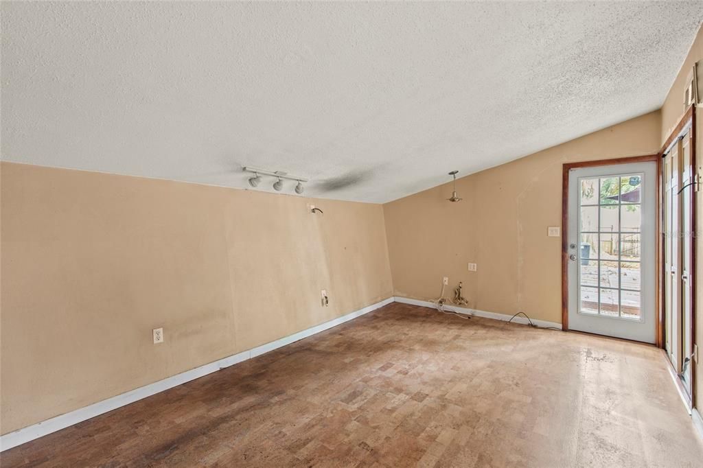 合同活跃: $225,000 (2 贝兹, 1 浴室, 780 平方英尺)