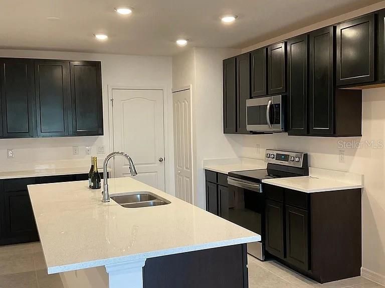 出租: $2,450 (4 贝兹, 2 浴室, 1977 平方英尺)