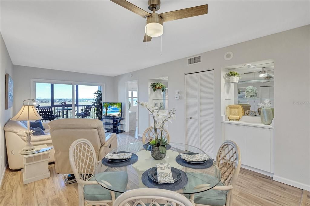 For Sale: $220,000 (2 beds, 2 baths, 936 Square Feet)