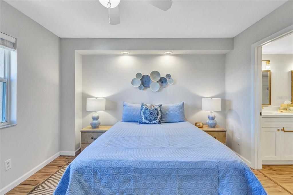 For Sale: $220,000 (2 beds, 2 baths, 936 Square Feet)