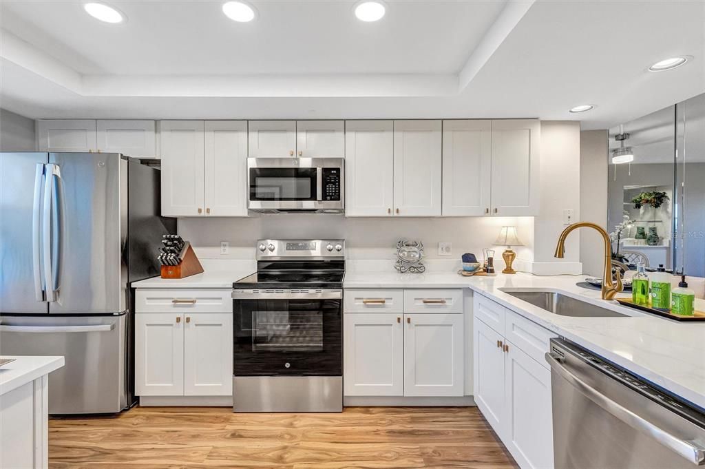 For Sale: $220,000 (2 beds, 2 baths, 936 Square Feet)