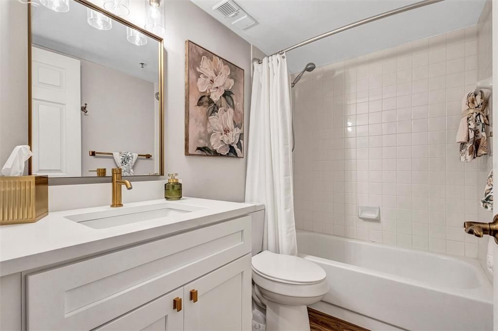 For Sale: $220,000 (2 beds, 2 baths, 936 Square Feet)