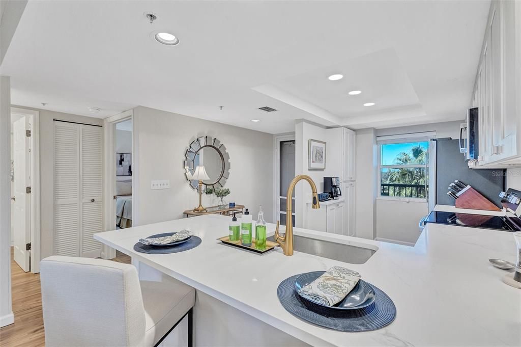 For Sale: $220,000 (2 beds, 2 baths, 936 Square Feet)