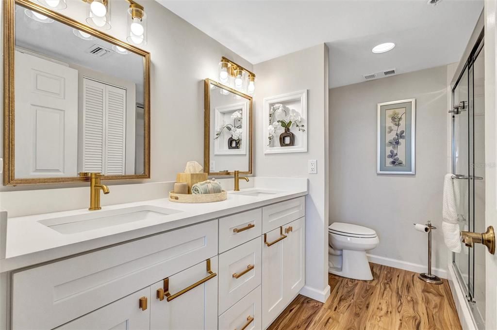 For Sale: $220,000 (2 beds, 2 baths, 936 Square Feet)