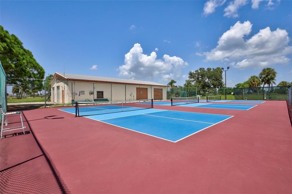 For Sale: $220,000 (2 beds, 2 baths, 936 Square Feet)