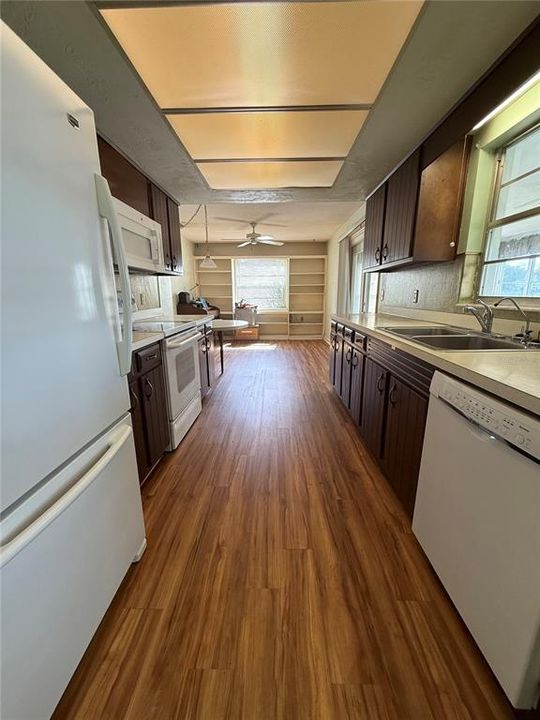 Active With Contract: $225,000 (2 beds, 2 baths, 1360 Square Feet)