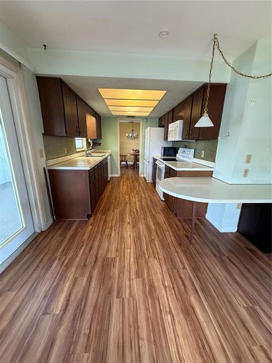 Active With Contract: $225,000 (2 beds, 2 baths, 1360 Square Feet)