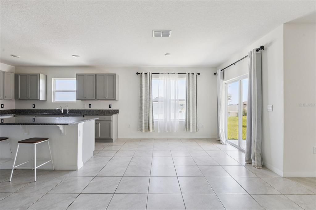 合同活跃: $435,000 (4 贝兹, 3 浴室, 2809 平方英尺)