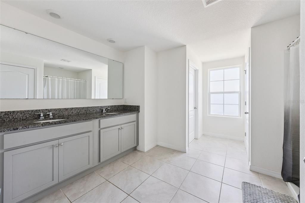 合同活跃: $435,000 (4 贝兹, 3 浴室, 2809 平方英尺)