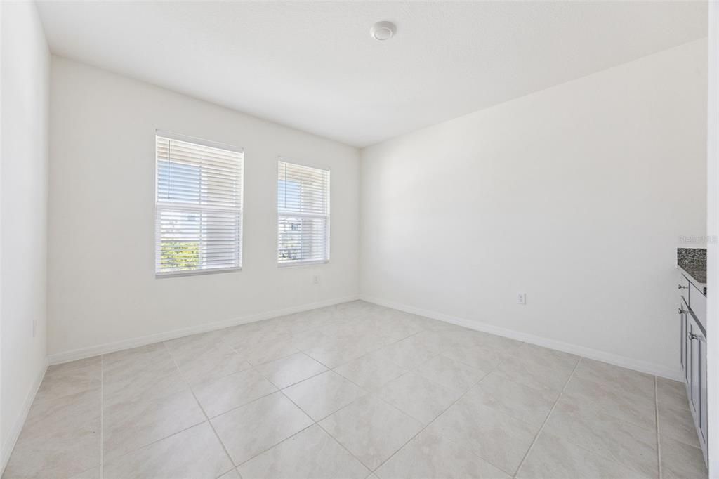 合同活跃: $435,000 (4 贝兹, 3 浴室, 2809 平方英尺)