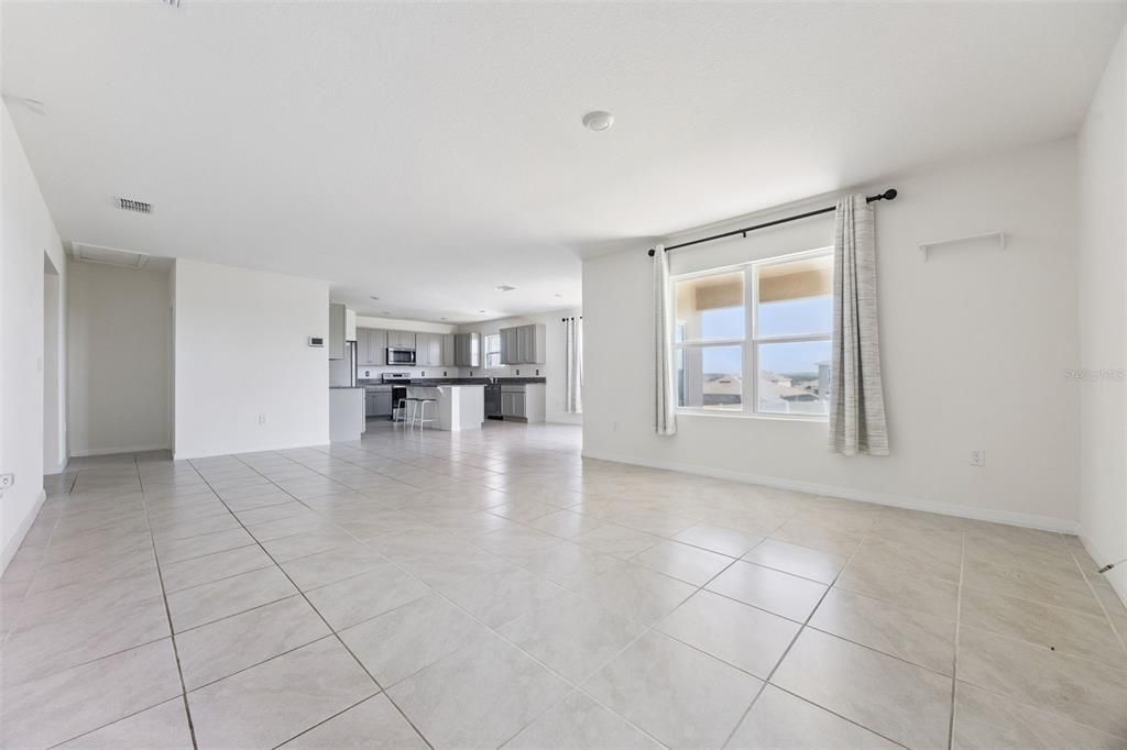 合同活跃: $435,000 (4 贝兹, 3 浴室, 2809 平方英尺)