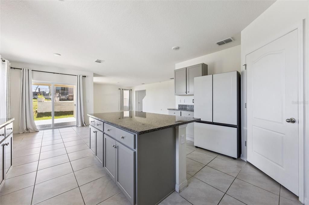 合同活跃: $435,000 (4 贝兹, 3 浴室, 2809 平方英尺)