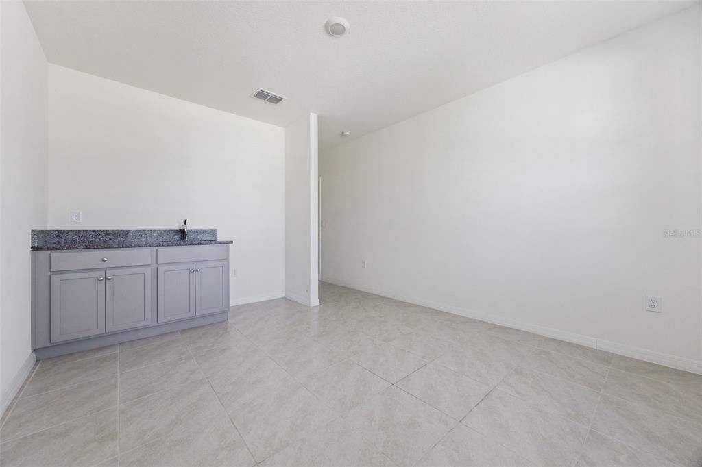 合同活跃: $435,000 (4 贝兹, 3 浴室, 2809 平方英尺)