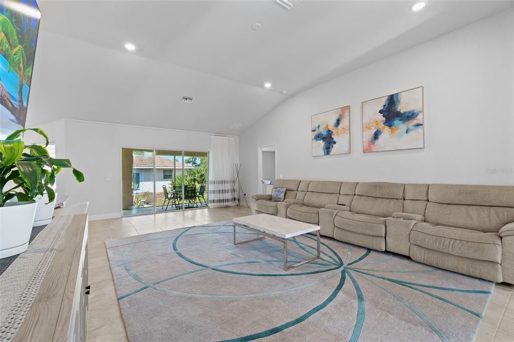 На продажу: $649,000 (4 спален, 2 ванн, 2331 Квадратных фут)